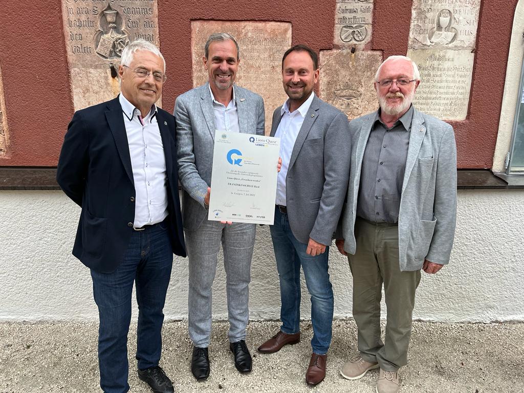 Dr. Ferry Hacker (Obmann Lions-Quest Österreich), Direktor Thomas Gerstorfer (Franziskusschule), Dr. Hans Peter Hochhold (Prösident Lions Club Ried) und Dr. Karl Schirl (Lions-Quest Österreich)