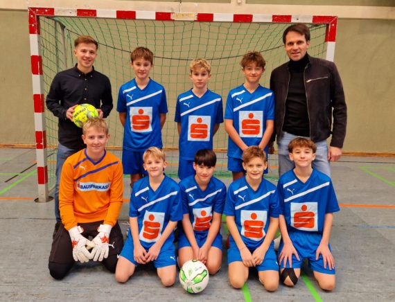 Herr Manetsgruber und Herr Ecker mit unserer siegreichen Hallenfußball-Mannschaft